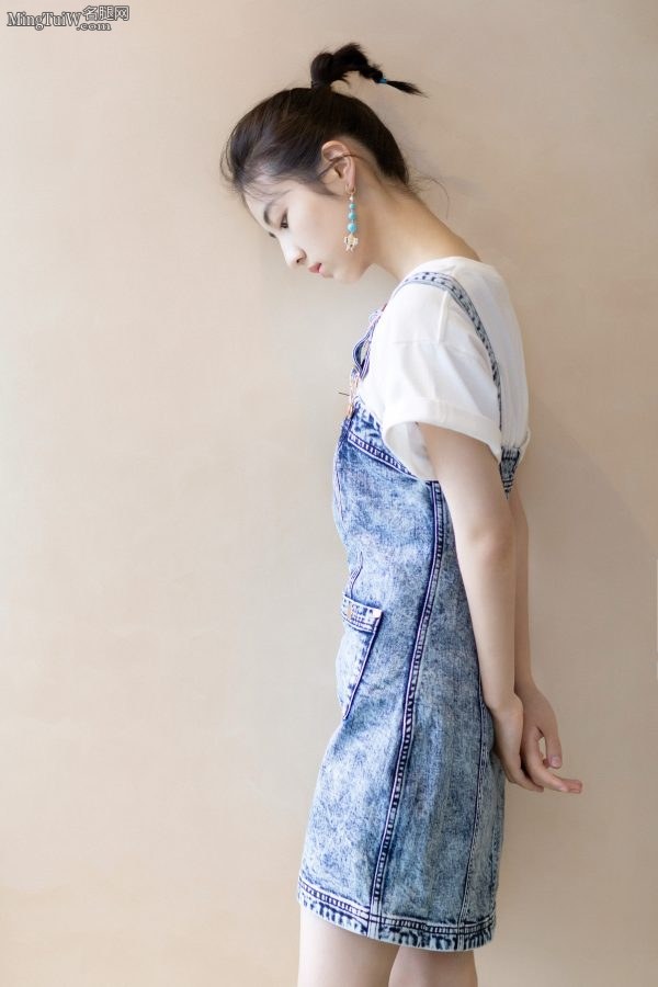 清纯的邻家少女张子枫穿牛仔裙秀美腿(9/9)