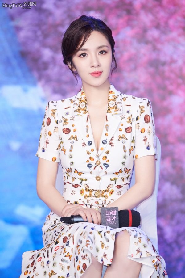 王晓晨穿优雅花裙玉腿白的发亮(7/11)