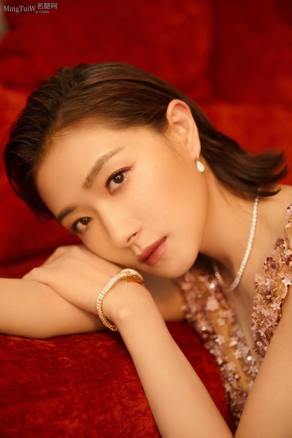 女星万茜黑色皮裤配Rene Caovilla高跟鞋小脚丫白嫩(6/18)