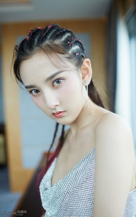 宋祖儿穿吊带短裙配短靴酷帅又不失性感(6/11)