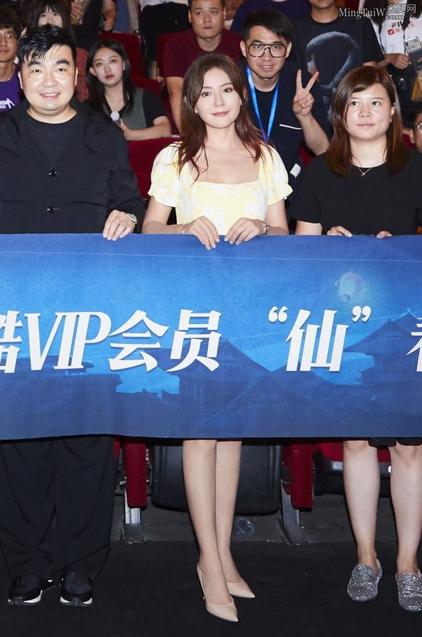 热依扎穿黄色碎花裙露美腿现身西安宣传《长安十二时辰》(10/10)