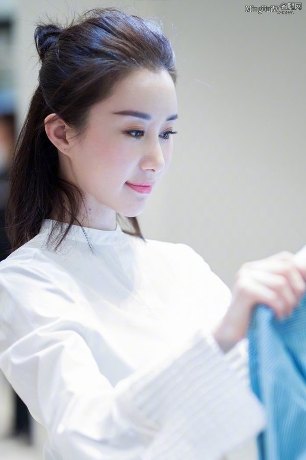 温柔娴雅的女星舒畅脚踩性感高跟鞋外拍(4/5)