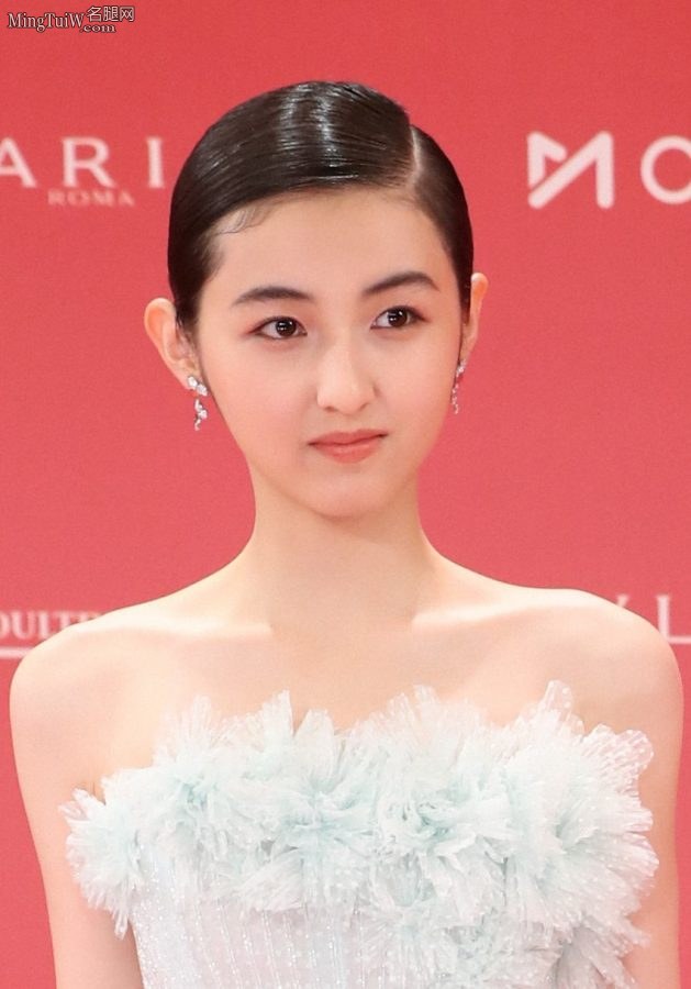 张子枫露香肩美背精致的小美女(12/12)
