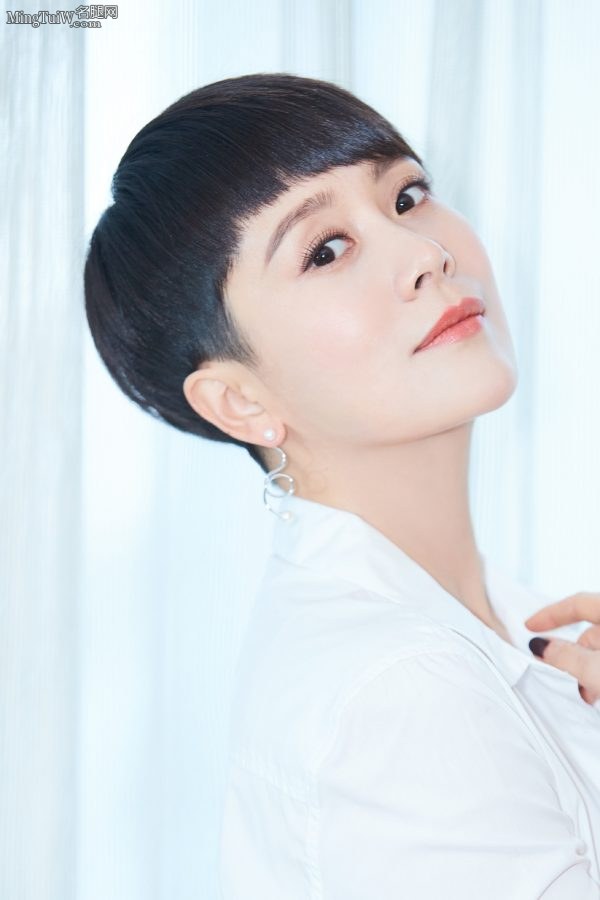 海清短发清爽造型踩白色尖头高跟(3/7)
