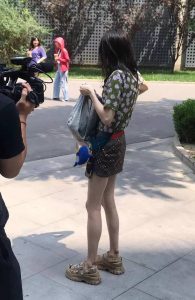 街头用手机拍摄郑爽妹子的两条超细的玉腿
