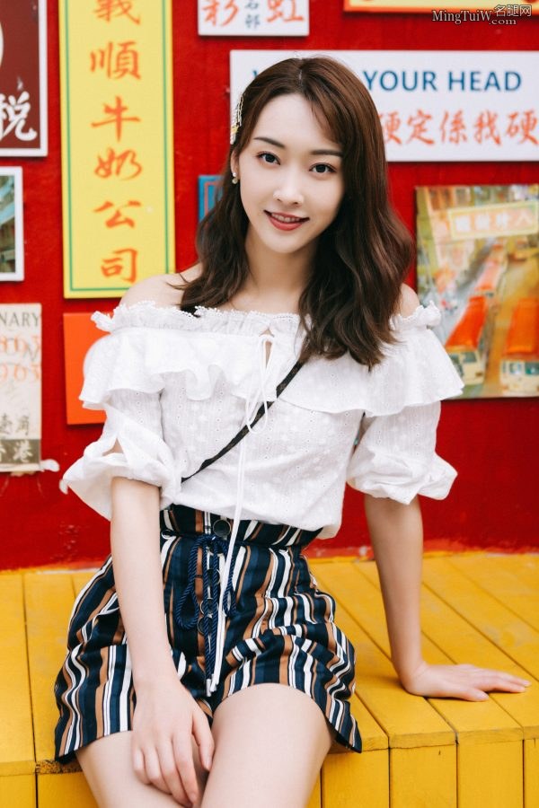 清秀干净的女孩儿宣璐夏日里给你看她白滑的美腿(6/13)