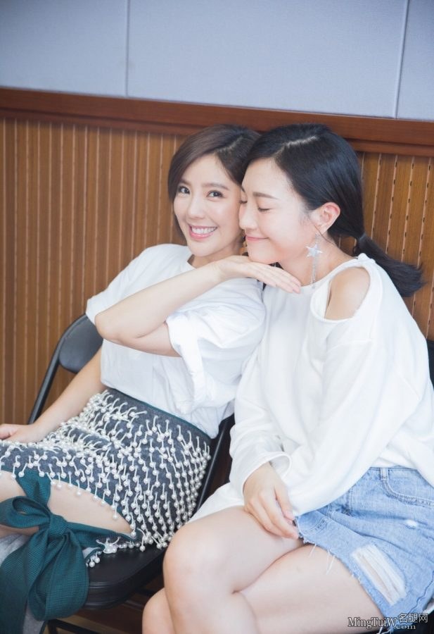 好姐妹包文婧和赵奕欢表情搞怪露白腿(9/12)