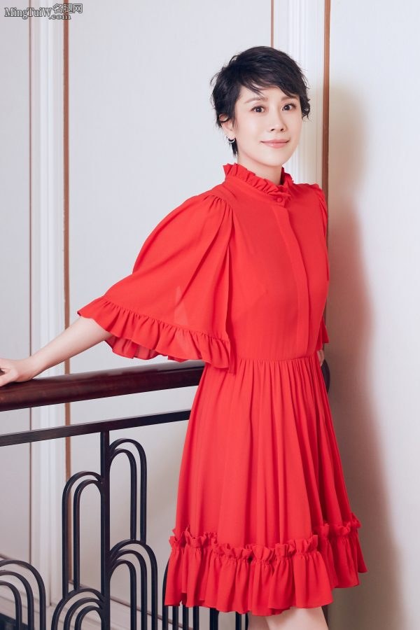 海清鲜艳红裙配白皙玉腿(6/8)