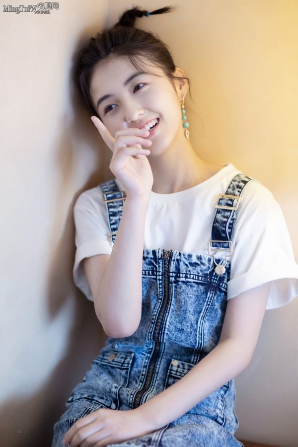 Innocent girl next door Zhang Zifeng shows off her beautiful legs in a denim skirt(5/9)
