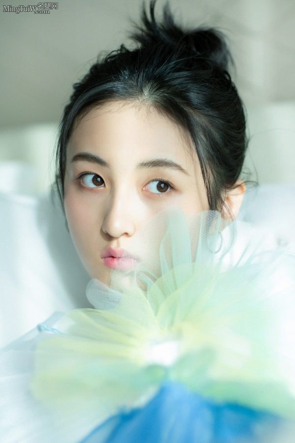 清新的美女张子枫踩恨天高在窗台拍写真(6/9)