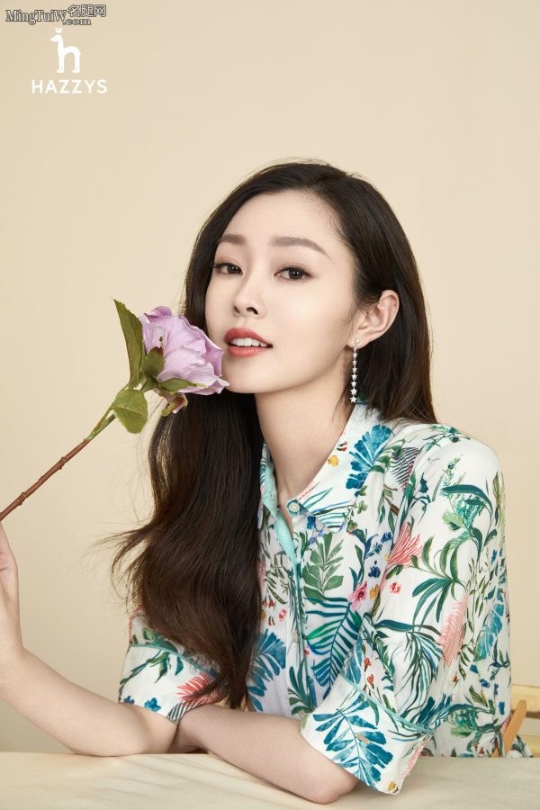 宋轶穿花裙秀修长小腿代言时尚品牌(5/5)