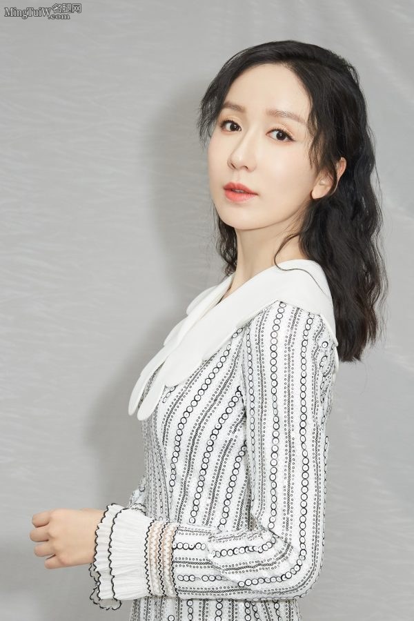 小仙女娄艺潇精心打扮美腿高跟出席商业代言(4/14)