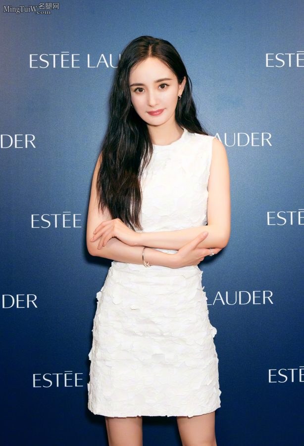 杨幂长发美脸小短裙美腿玉足等你约(2/12)