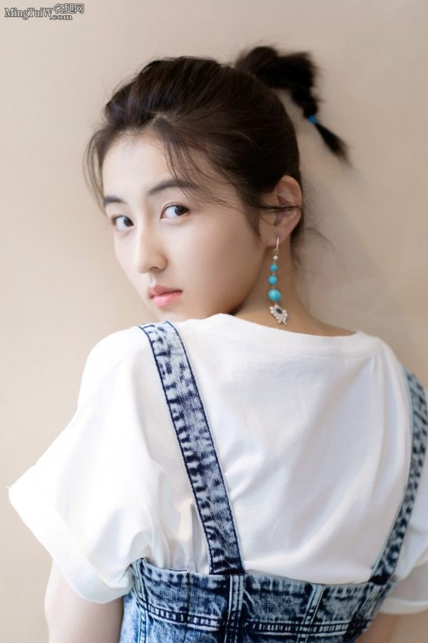 清纯的邻家少女张子枫穿牛仔裙秀美腿(8/9)