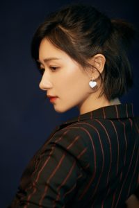糖果女孩万茜出席活动展示修长美腿