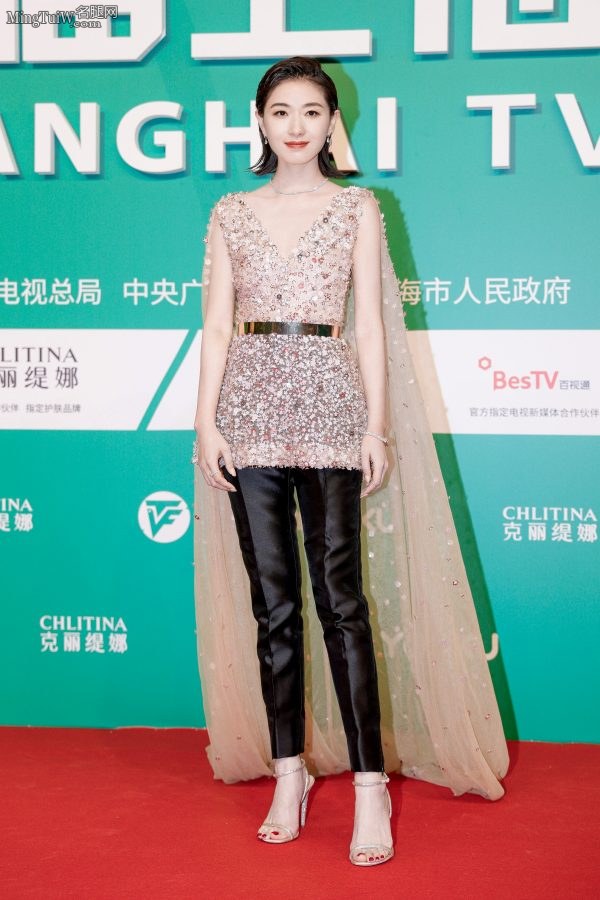 女星万茜黑色皮裤配Rene Caovilla高跟鞋小脚丫白嫩(11/18)
