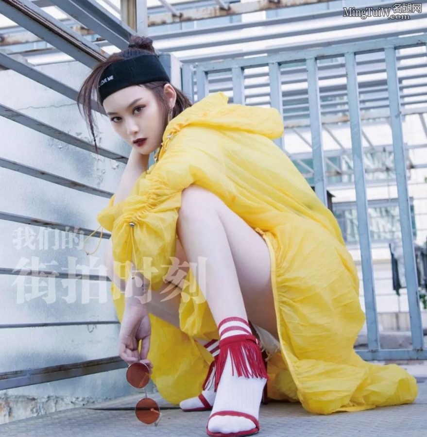 酷帅的美女尚语贤凉鞋配白色棉袜街拍(2/5)