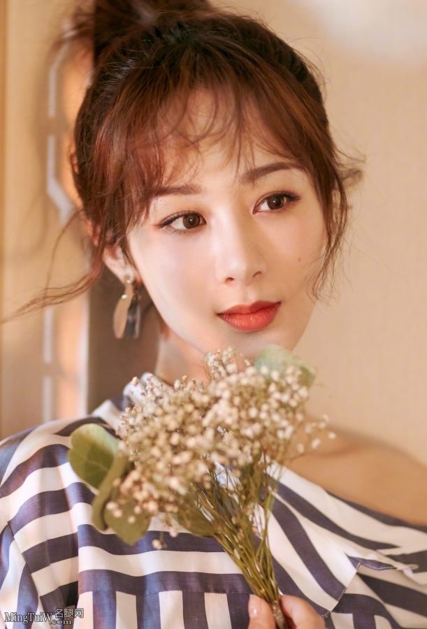 温柔又甜美的女孩儿杨紫脚穿尖头高跟鞋(6/10)