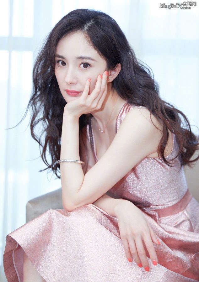 气质明星少妇杨幂粉裙波浪头发踩高跟优雅(7/19)