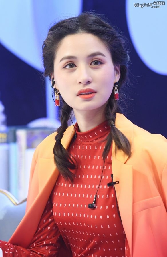 美女音乐制作人黄荻钧录节目秀美腿高跟(3/7)