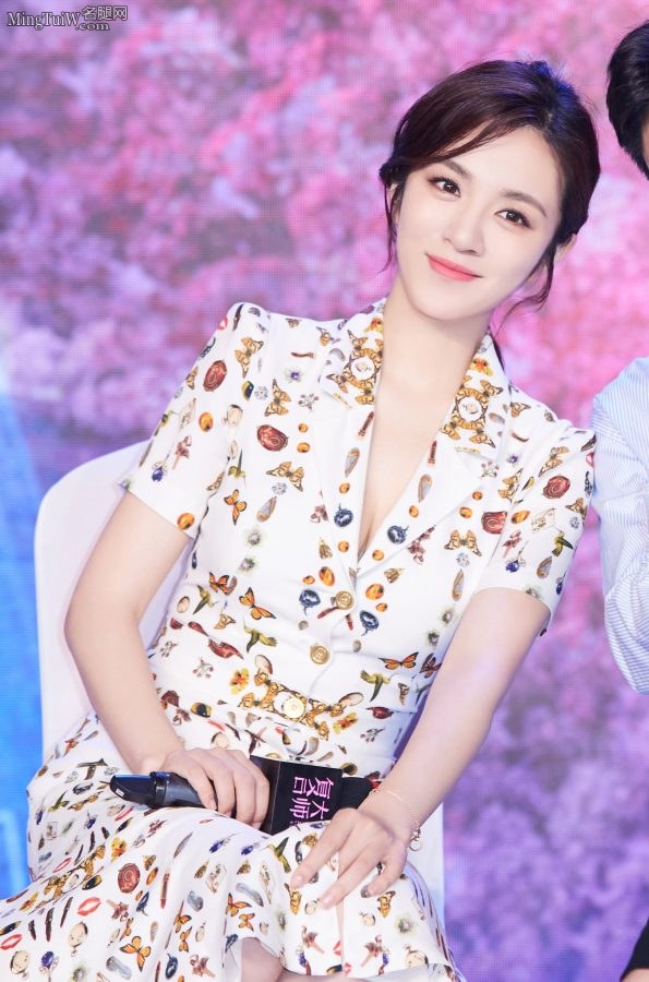 王晓晨穿优雅花裙玉腿白的发亮(8/11)