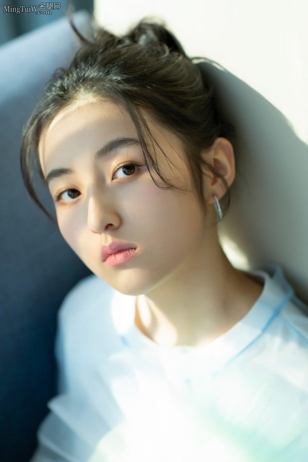清新的美女张子枫踩恨天高在窗台拍写真(8/9)