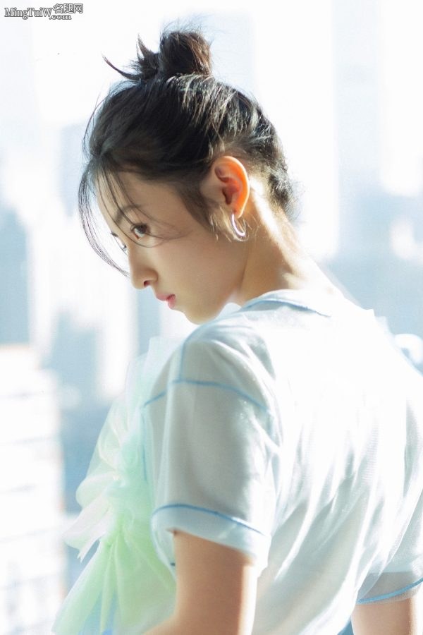 清新的美女张子枫踩恨天高在窗台拍写真(4/9)