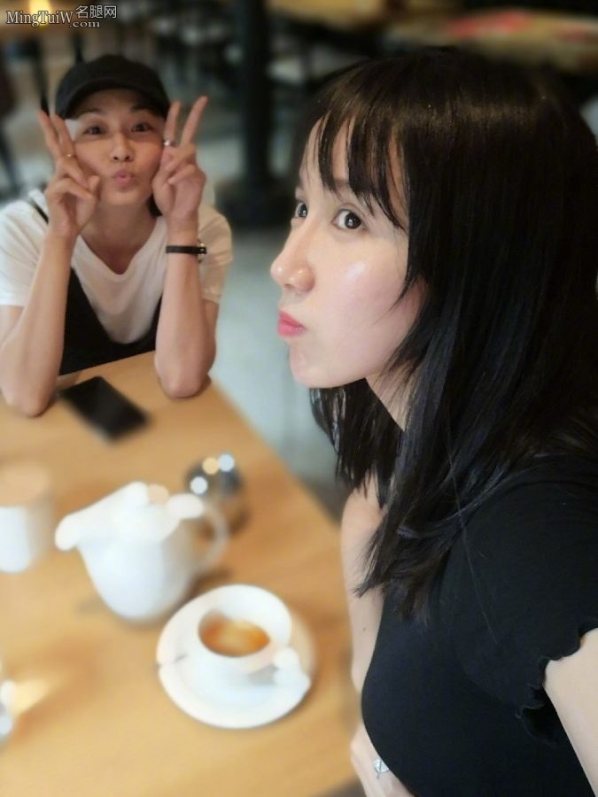 娄艺潇少女风打扮玉腿好看(9/9)