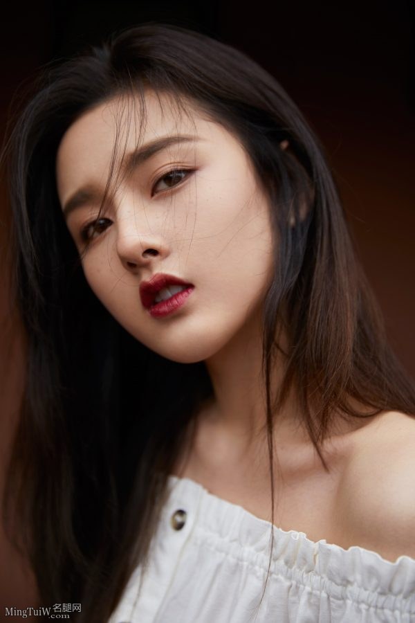 可爱美少女宋祖儿凉鞋白脚彩色趾甲油田园风写真(5/5)