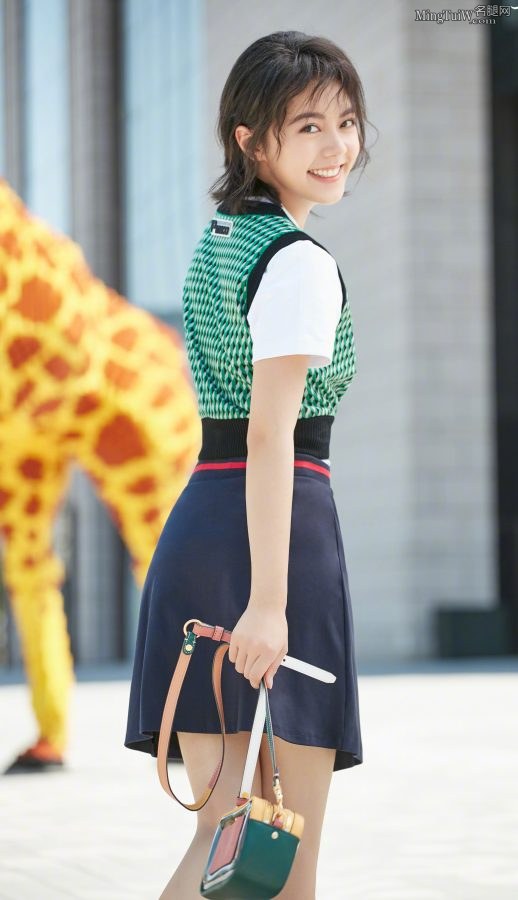 邻家女孩赵今麦短裙玉腿街拍(2/6)
