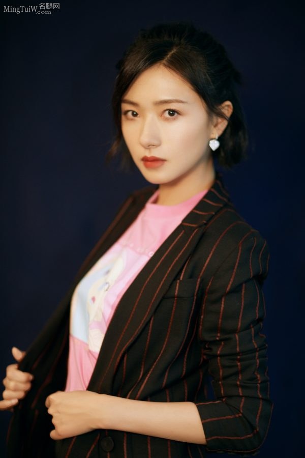 糖果女孩万茜出席活动展示修长美腿(6/7)