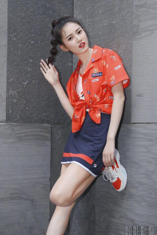 漂亮姐姐驾到陈钰琪白皙美腿太诱人(1/9)