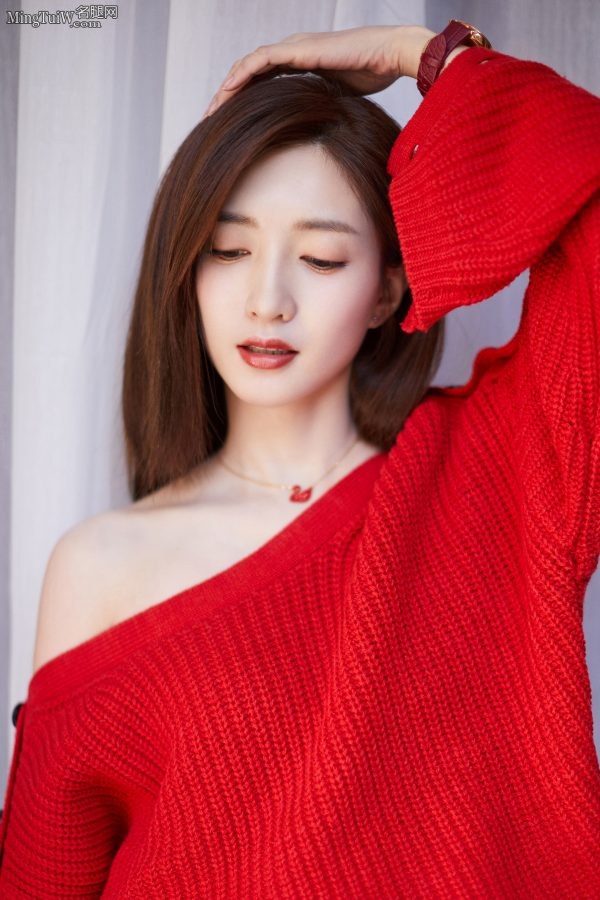 江疏影传娇艳红裙露美腿玉足香肩半露(6/8)