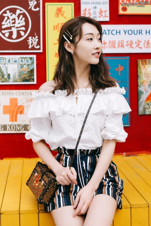 清秀干净的女孩儿宣璐夏日里给你看她白滑的美腿(5/13)