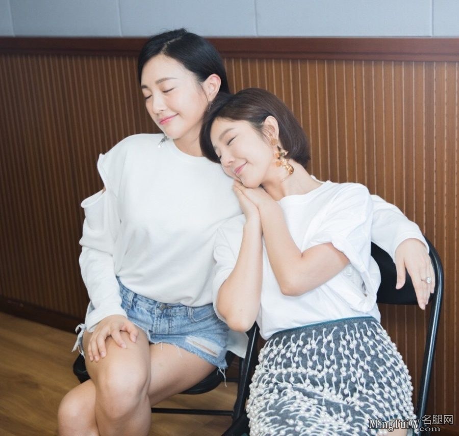 好姐妹包文婧和赵奕欢表情搞怪露白腿(2/12)