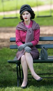 美剧演员Rachel Brosnahan公园长椅翘二郎腿