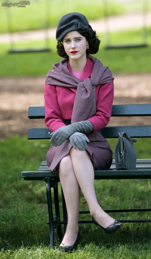美剧演员Rachel Brosnahan公园长椅翘二郎腿（第4张/共21张）