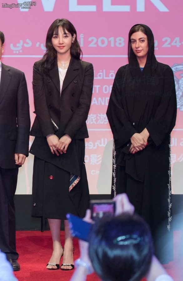 “治愈系女神”白百何美足踩精致高跟鞋(8/9)