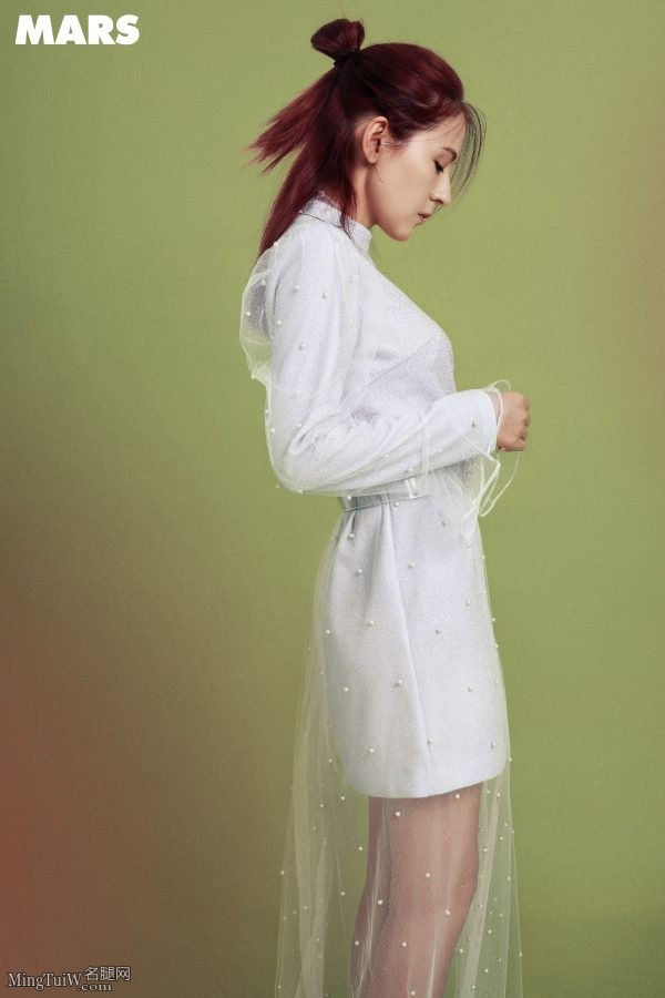 漂亮精致的女孩热依扎写真露美足(5/5)