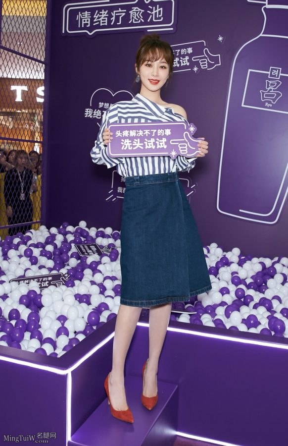 温柔又甜美的女孩儿杨紫脚穿尖头高跟鞋(9/10)