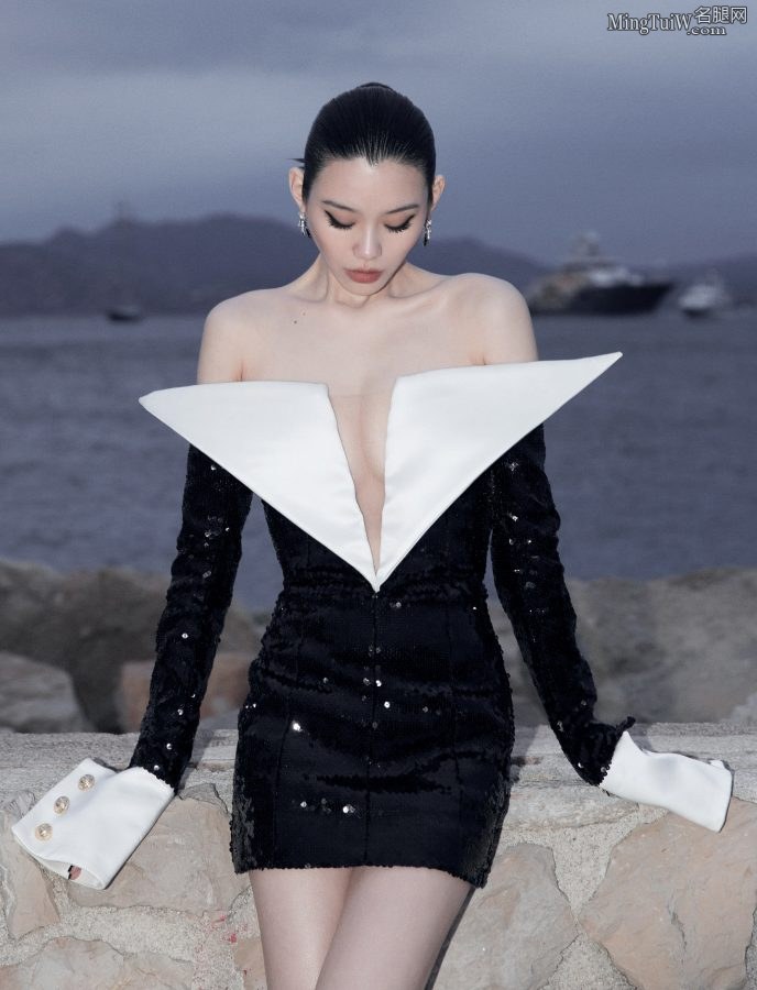 奚梦瑶立体视觉超短裙大秀美胸长腿(5/10)