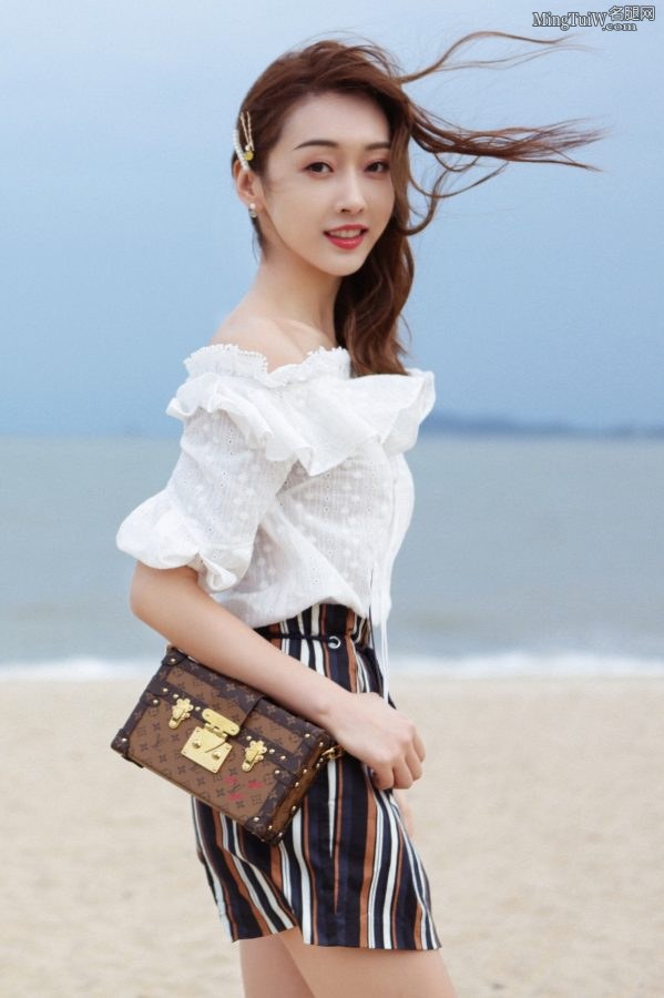 清秀干净的女孩儿宣璐夏日里给你看她白滑的美腿(12/13)