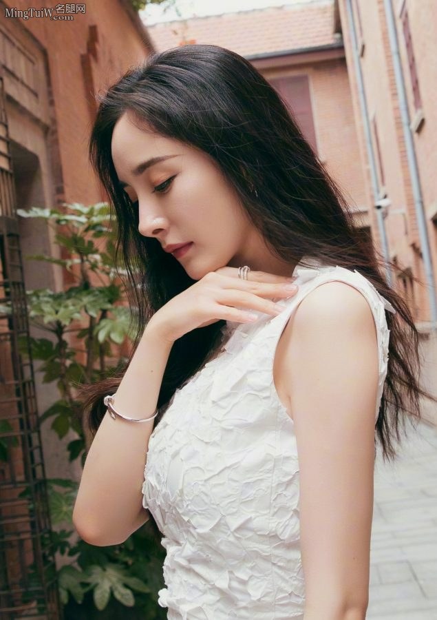 杨幂长发美脸小短裙美腿玉足等你约(7/12)