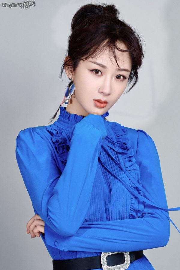 90后美女明星杨紫一袭蓝色开叉长裙性感优雅(4/4)