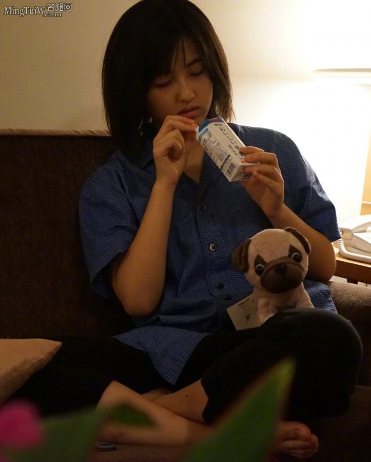 小美人张子枫盘腿露脚生活照(2/2)