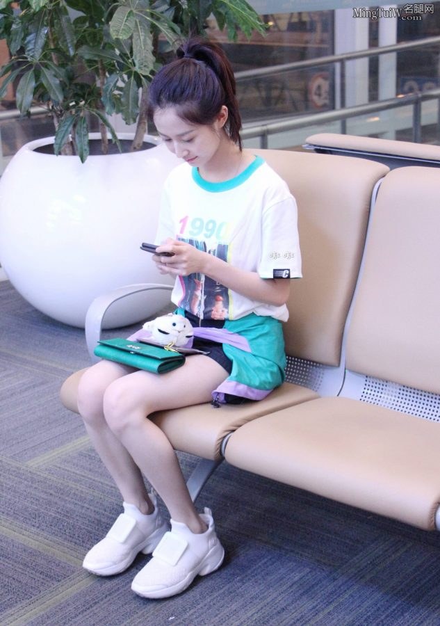 Airport street shot of Chen Yuqi in T-shirt and white sneakers, beautiful legs, fair and slender(3/3)