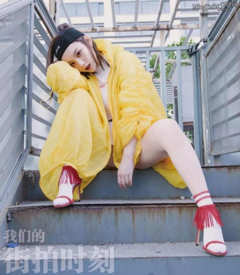 酷帅的美女尚语贤凉鞋配白色棉袜街拍(1/5)