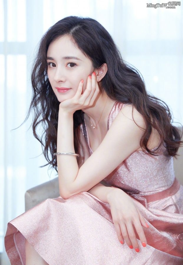 气质明星少妇杨幂粉裙波浪头发踩高跟优雅(6/19)