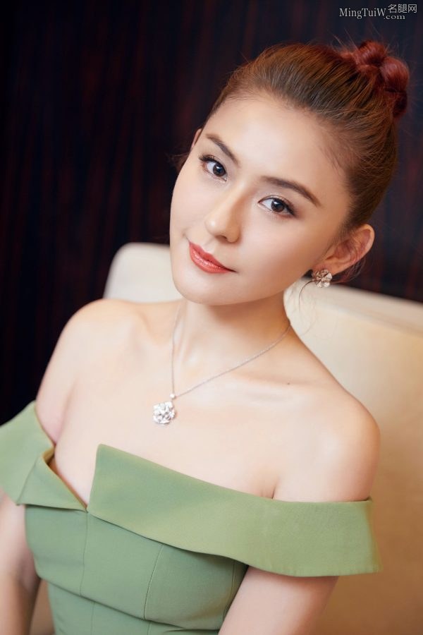 可爱丸子头热依扎穿绿裙美足踩性感高跟清新自然(7/7)