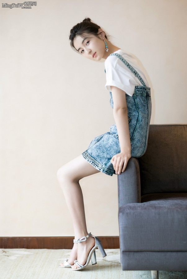 清纯的邻家少女张子枫穿牛仔裙秀美腿(1/9)